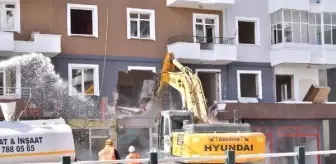 Niğde'de ağır hasarlı binalarda kontrollü yıkım