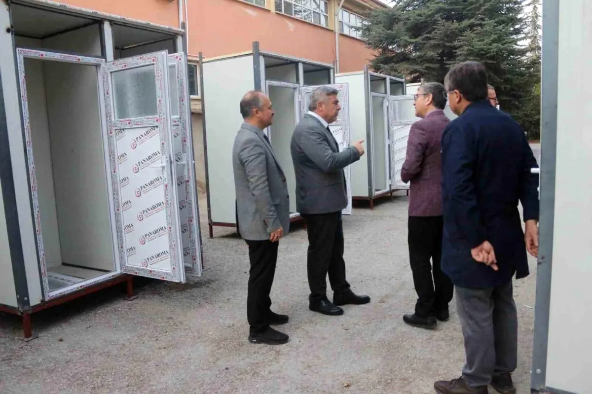 Öğrenciler deprem bölgesi için seyyar duş ve tuvalet yaptı