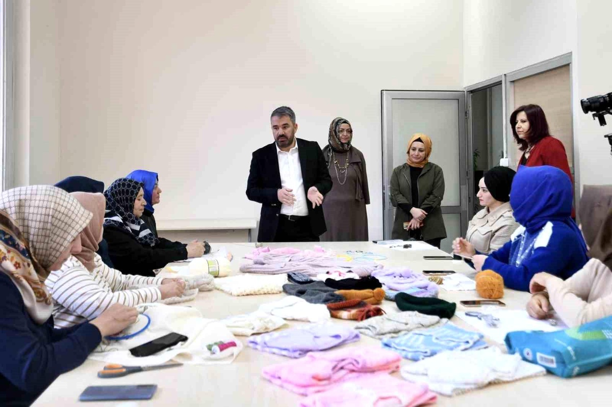 Pursaklar\'da kadınlar depremzedeler için kıyafet örüyor