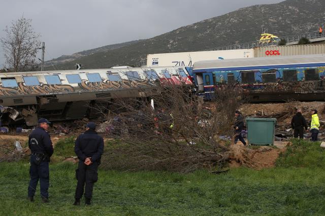 Yunanistan'da 42 kişiye mezar olan kaza sonrası 3 ayrı şehirde halk sokağa döküldü