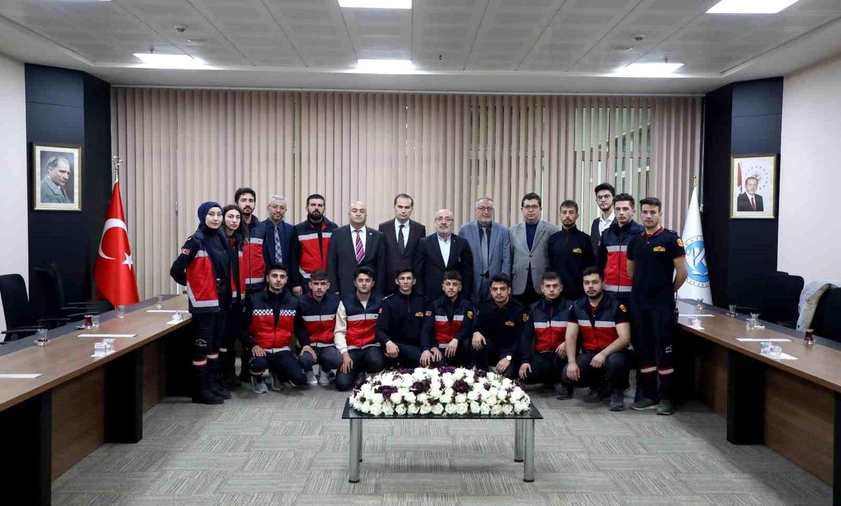 Arama kurtarma çalışmalarına katılan öğrencilerden Rektör Karamustafa\'ya ziyaret