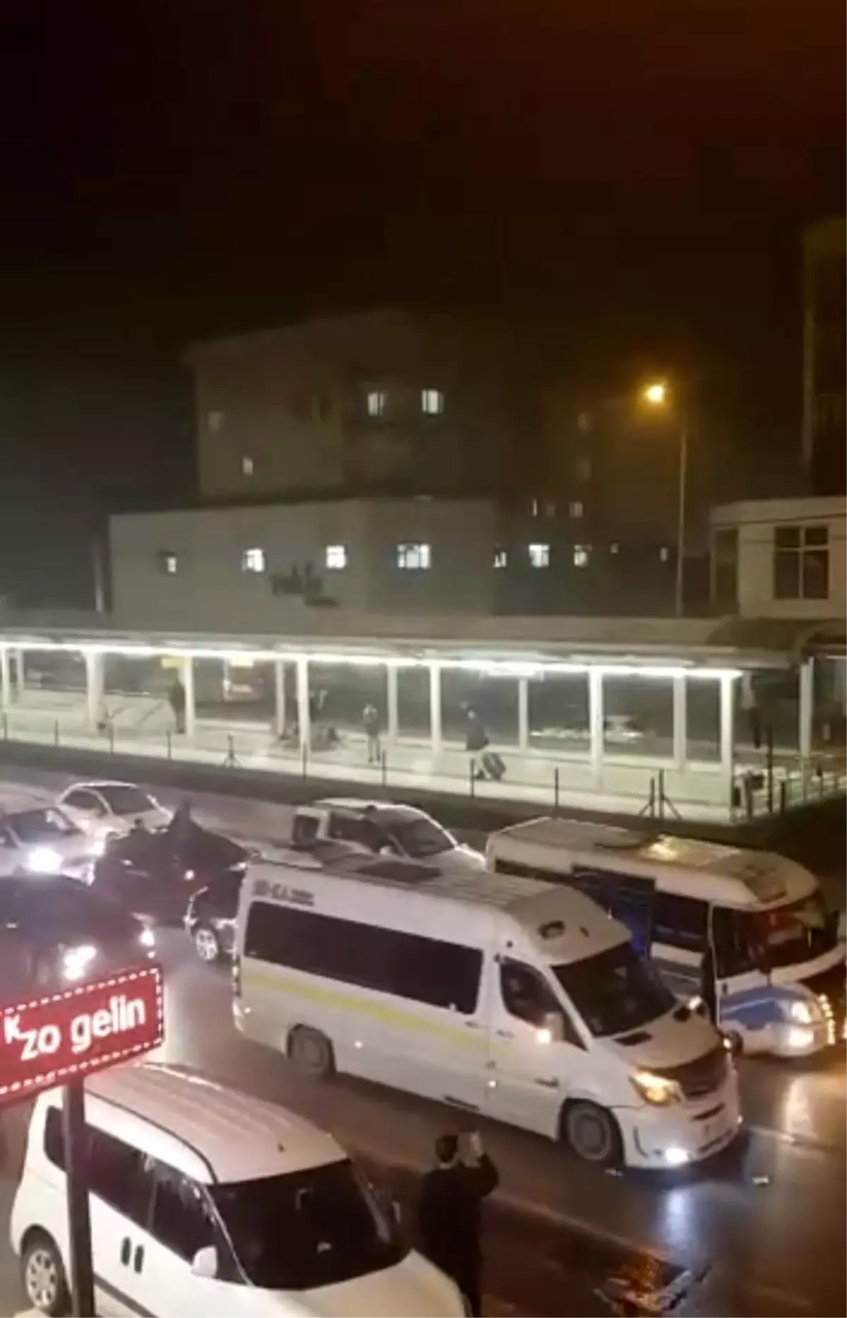 Asker konvoyu yapan gençler trafiği durma noktasına getirdi