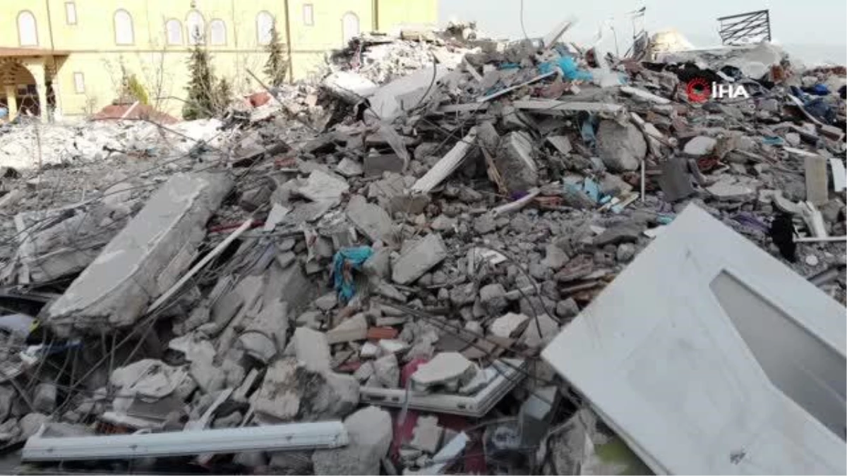 Asrın felaketinde anne ve babasını kaybeden depremzede İHA\'ya konuştu: "Bina öne devrilerek yıkılmış"