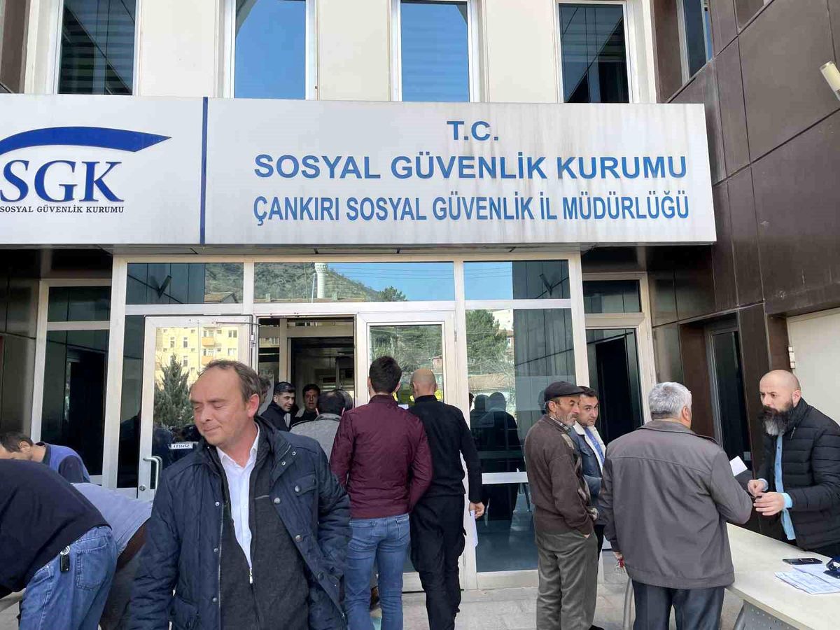 Çankırı\'da vatandaşlar EYT başvurusu için soluğu SGK\'da aldı