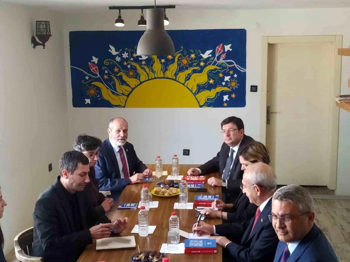 CHP Genel Başkanı Kılıçdaroğlu, Sol Parti Başkanlar Kurulu Üyesi İşleyen ile görüştü