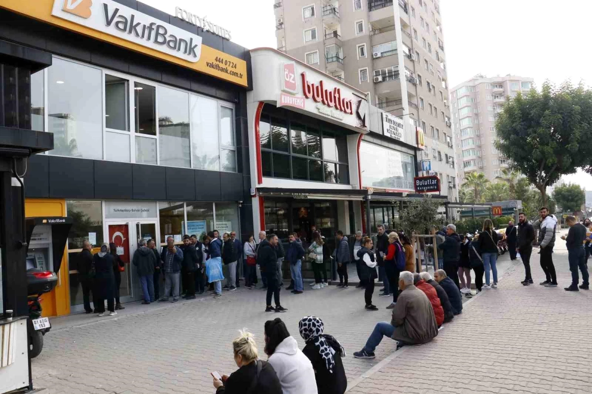 Deprem kredisi çekecek vatandaşlar bankaların önünde kuyruk oluşturdu