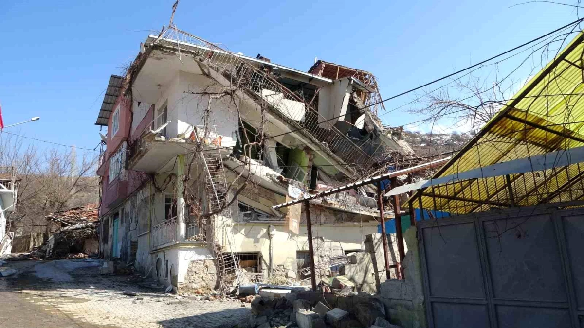 Depremde evleri yıkılan vatandaşlar yaşadıklarını anlattı: "Evler patır patır döküldü"