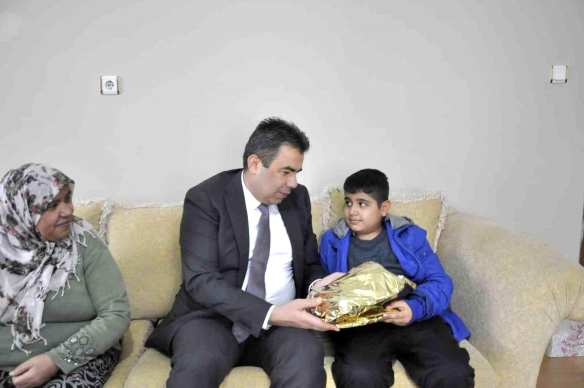 Depremzede çocuklara moral desteği