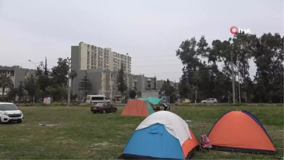 Depremzede günlerini saz çalarak geçiriyor