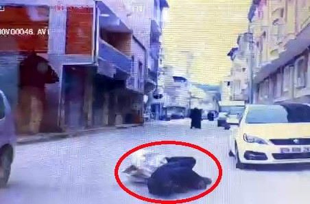 Film sahnelerini aratmayan olay! Aracın önüne atlayıp kaza süsü vermeye çalıştı, gerçek kamerada ortaya çıktı Film sahnelerini aratmayan olay! Aracın önüne atlayıp kaza süsü vermeye çalıştı, gerçek kamerada ortaya çıktı