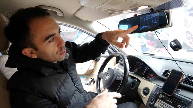 Filmleri aratmayan olay! Aracın önüne atladı, kaza süsü vermeye çalıştı Filmleri aratmayan olay! Aracın önüne atladı, kaza süsü vermeye çalıştı