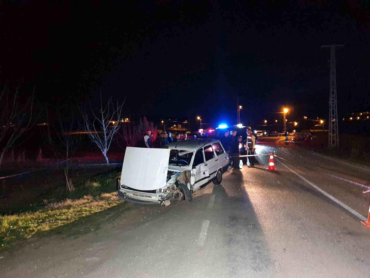 EHLİYETSİZ SÜRÜCÜNÜN KULLANDIĞI OTOMOBİLLE ÇARPIŞAN MOTOSİKLET SÜRÜCÜSÜ ÖLDÜ