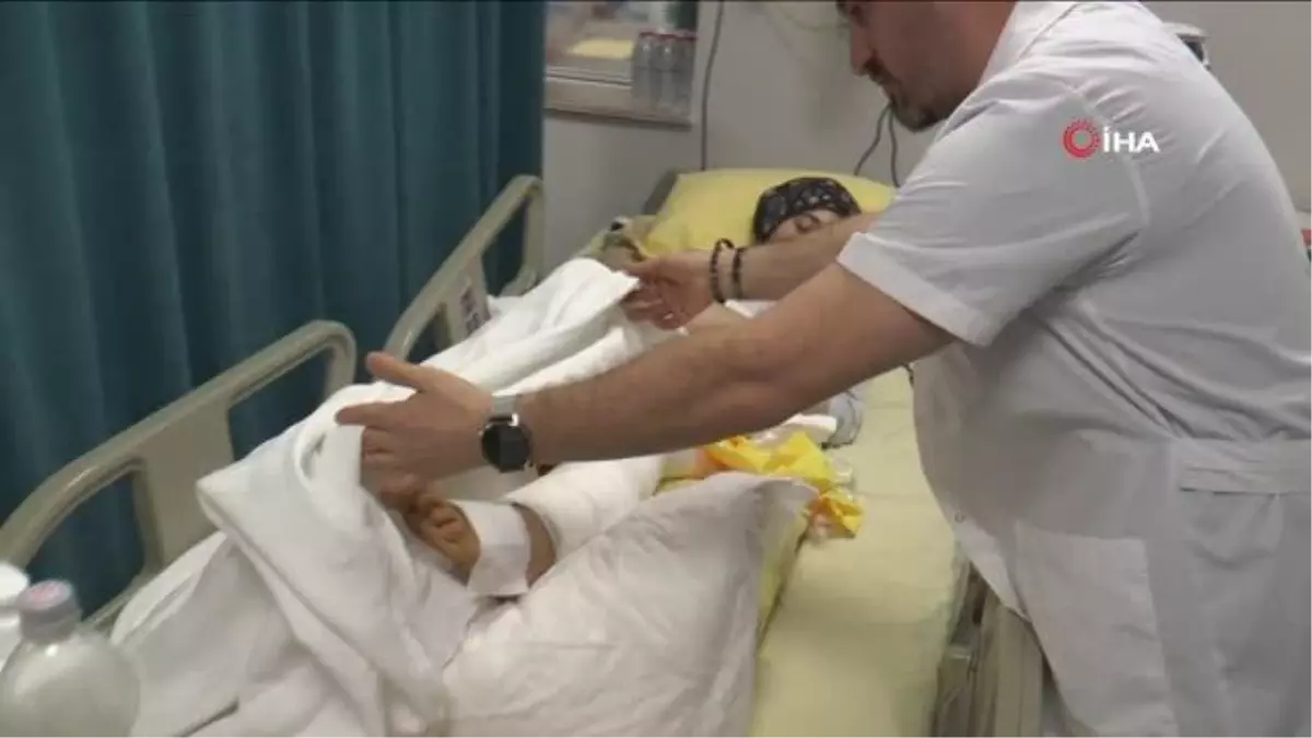 Enkaz altında kalan anne 8 yaşındaki oğlunu emzirerek susuzluğunu giderdi