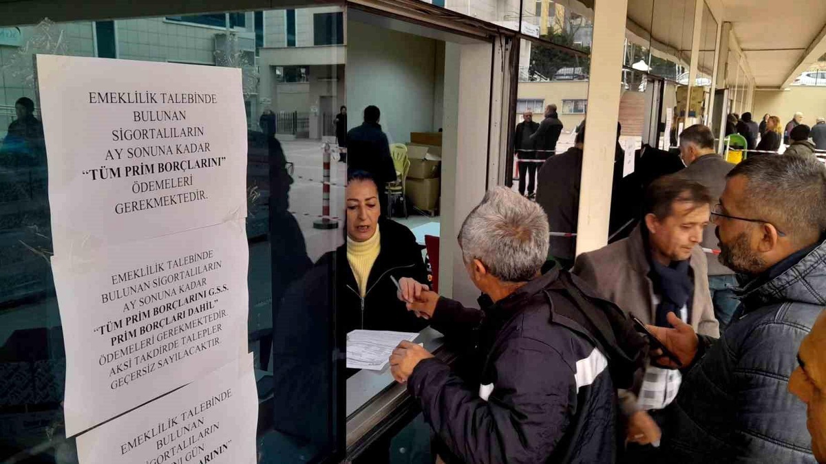 EYT\'liler için Bursa\'da örnek uygulama...Kurum dışına masa kurdular, kuyruğu bitirdiler