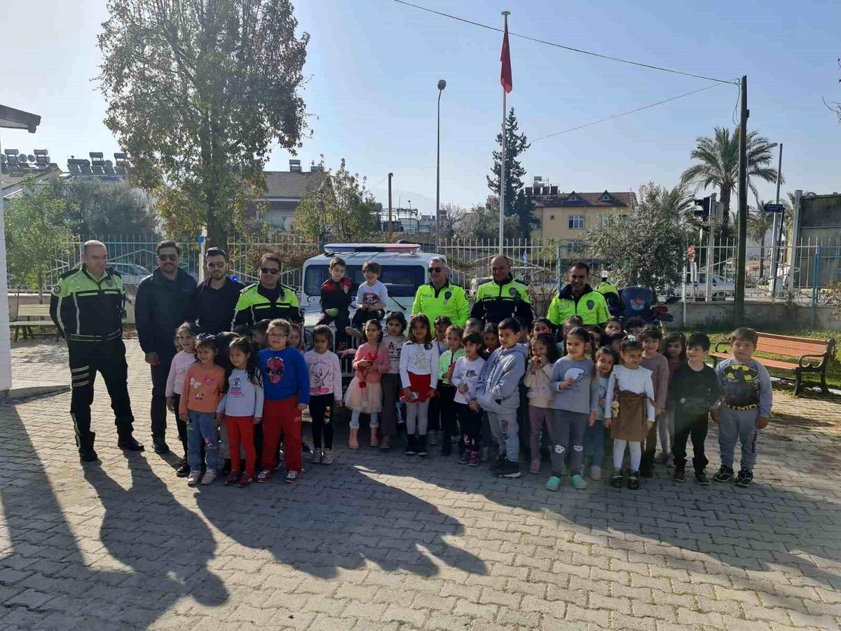 Fethiye\'de polis ekipleri mesleklerini ve trafik bilincini öğrencilere anlatıyor