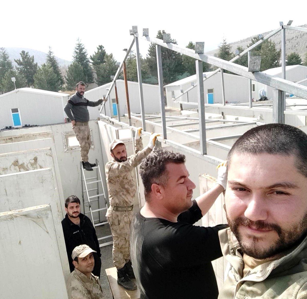 Güvenlik korucuları deprem bölgelerindeki çalışmalarını sürdürüyor
