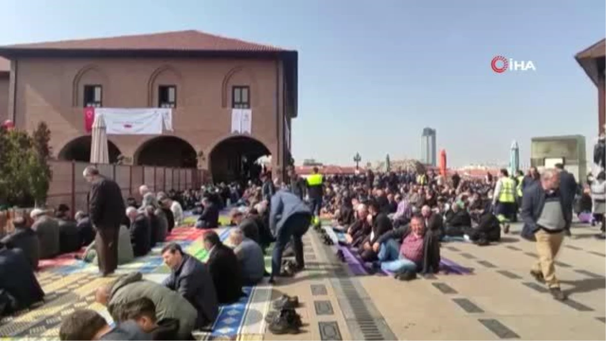 Yüzlerce vatandaş, depremde vefat edenlere dua etti