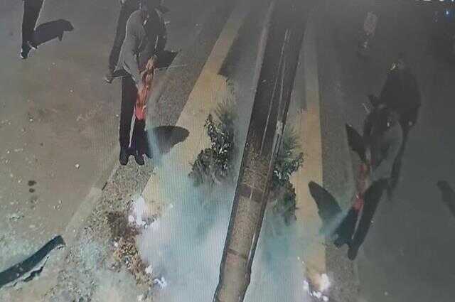 İş yerini kundaklamaya çalışan kadın kendini yaktı! O anlar saniye saniye kamerada İş yerini kundaklamaya çalışan kadın kendini yaktı! O anlar saniye saniye kamerada