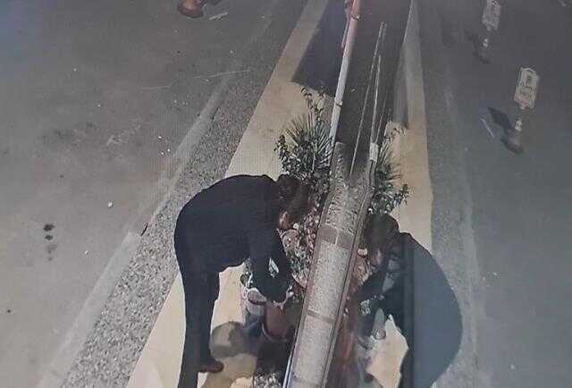 İş yerini kundaklamaya çalışan kadın kendini yaktı! O anlar saniye saniye kamerada İş yerini kundaklamaya çalışan kadın kendini yaktı! O anlar saniye saniye kamerada