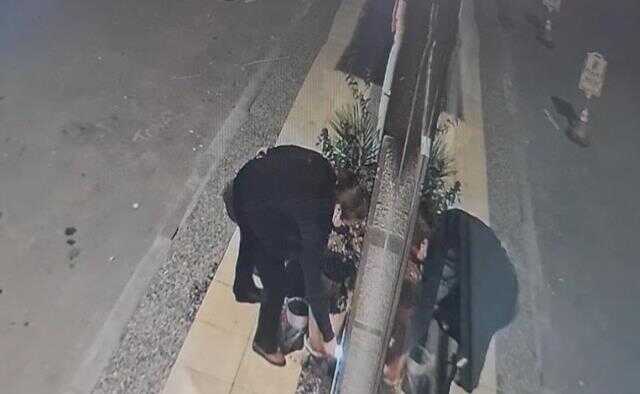 İş yerini kundaklamaya çalışan kadın kendini yaktı! O anlar saniye saniye kamerada İş yerini kundaklamaya çalışan kadın kendini yaktı! O anlar saniye saniye kamerada