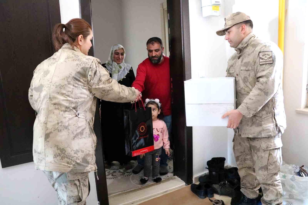 Jandarma ekipleri depremzede vatandaşlarla bir araya geldi