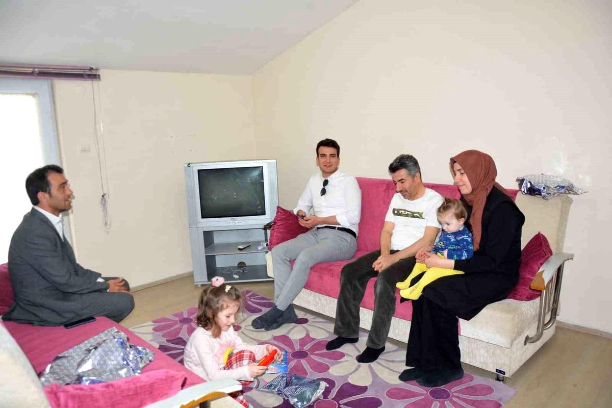 Kaymakam Okumuş depremzede aileyi ziyaret etti