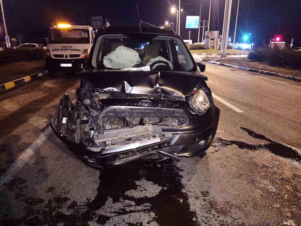 Kırmızı ışık ihlali kaza getirdi: 2 yaralı