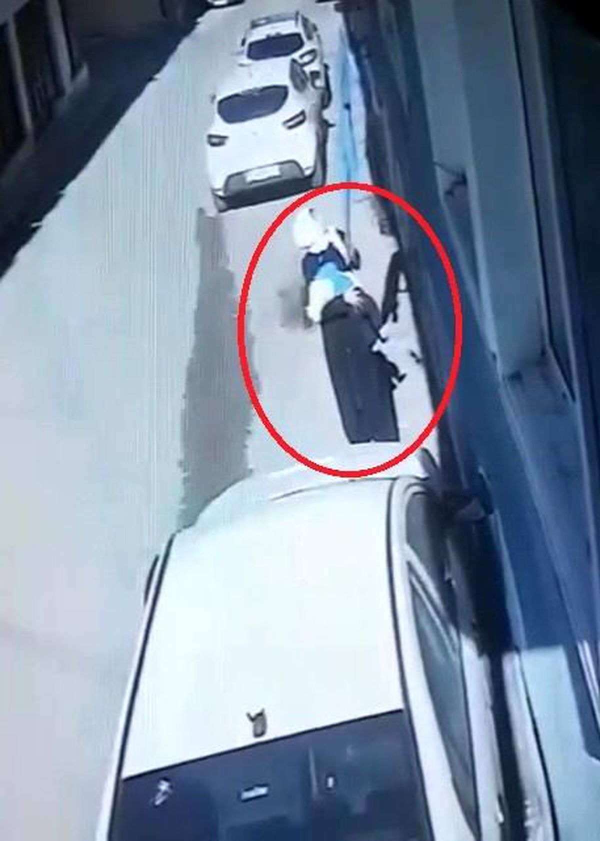 Kucağındaki bebeğe aldırmadan battaniye çalan şahıs kameralara yakalandı