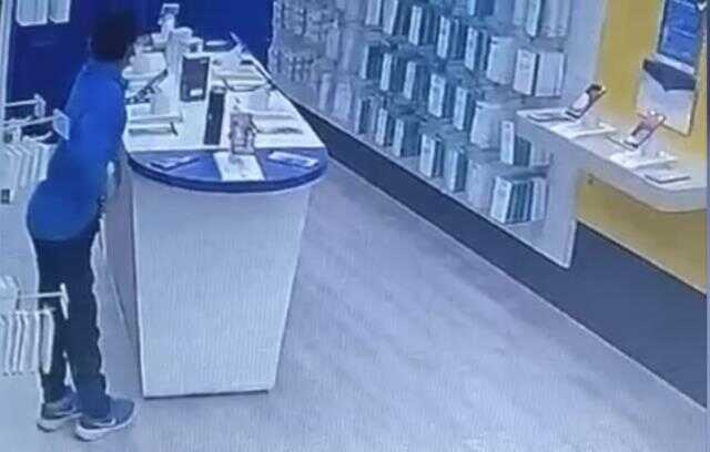 Kulaklığı çalıp cinsel organına sakladı, kameralara yakalandı Kulaklığı çalıp cinsel organına sakladı, kameralara yakalandı