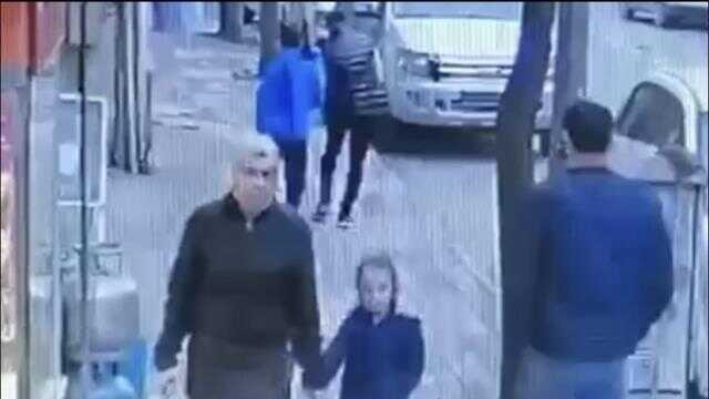 Kulaklığı çalıp cinsel organına sakladı, kameralara yakalandı Kulaklığı çalıp cinsel organına sakladı, kameralara yakalandı