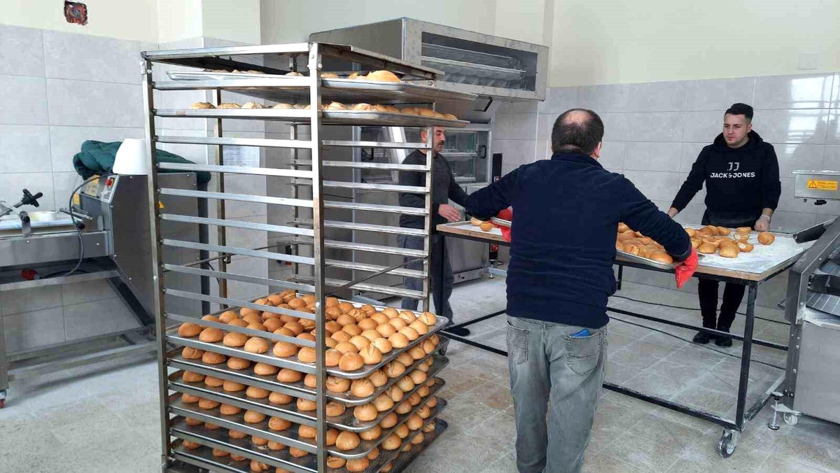 Meslek liseli gençler günlük ekmek üretimine devam ediyor