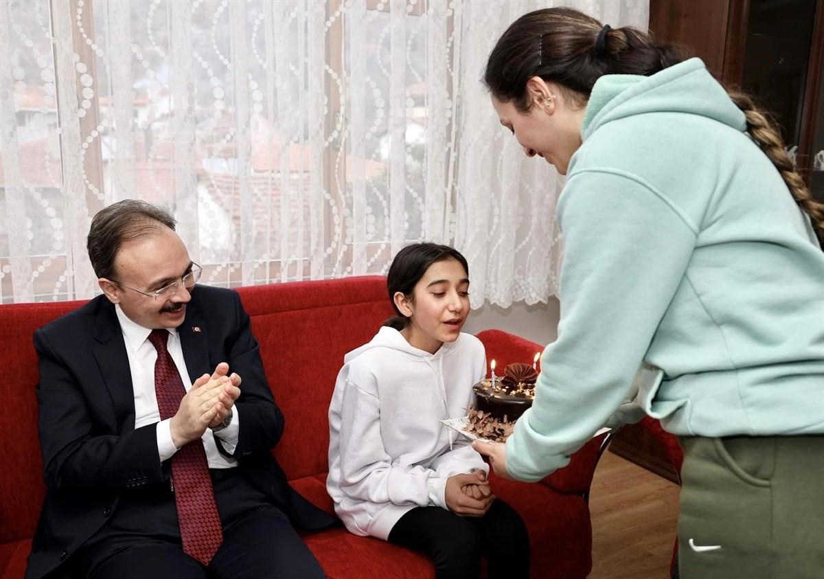 Minik depremzedeye doğum gününü sürprizi