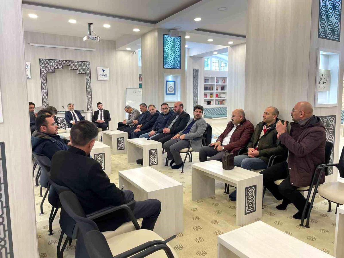 Okul müdürleri ve öğretmenlerle değerlendirme toplantısı yapıldı