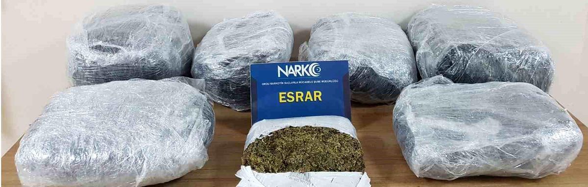Ordu\'da \'dur\' ihtarına uymayan araçta 22 kilo esrar ele geçirildi