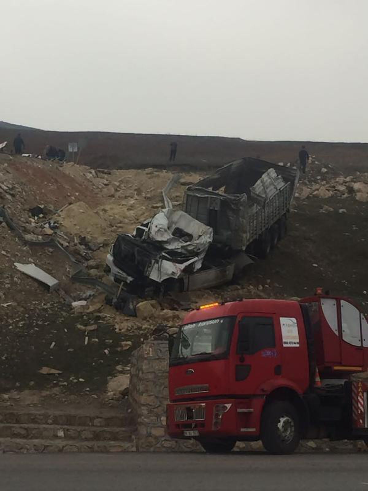 Şarampole devrilen TIR\'ın şoförü hayatını kaybetti