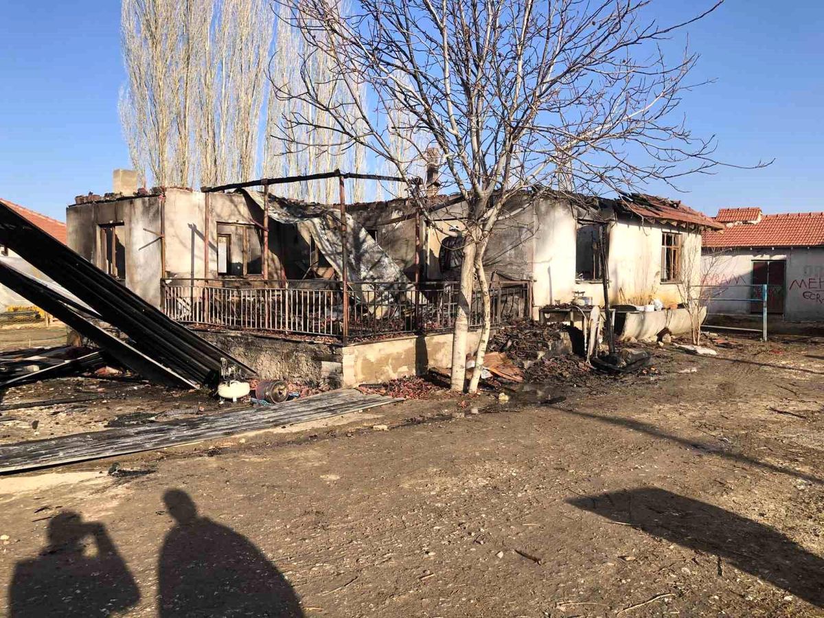 Yanan müstakil ev kullanılamaz hale geldi