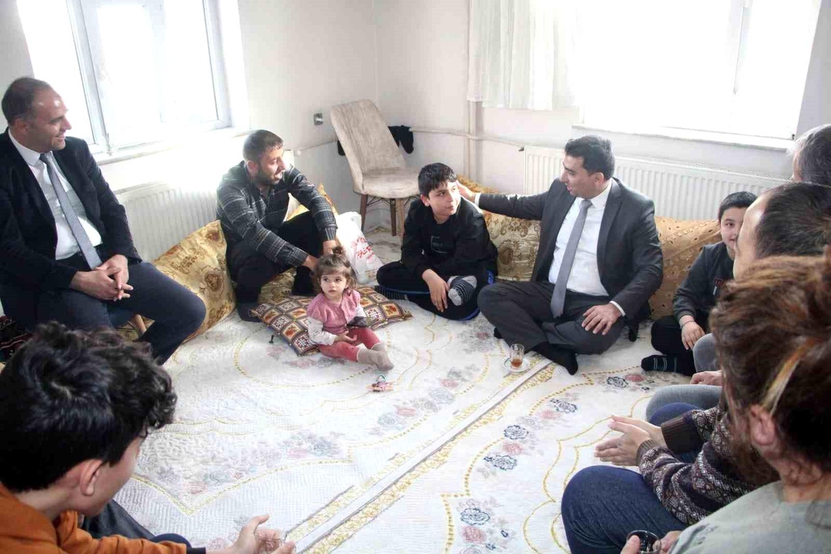 Yüksekova\'ya yerleşen depremzede aileler yalnız bırakılmıyor