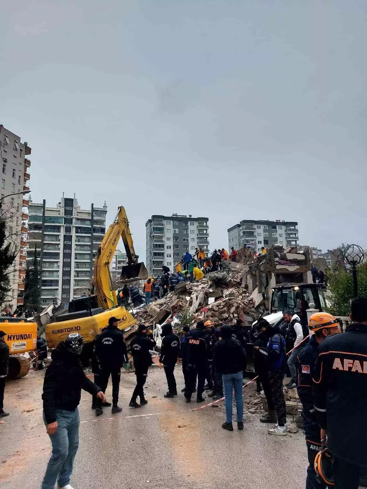 100 kişiye mezar olan apartmanın müteahhitti baba-kız aranıyor