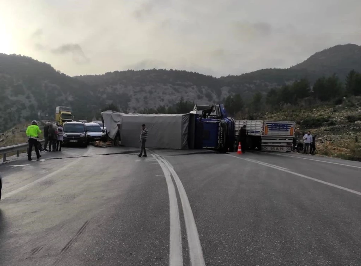 Antalya\'da zincirleme trafik kazası: 2 yaralı