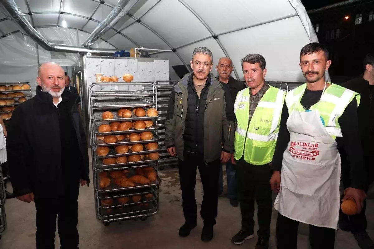 Başkan Çolakbayrakdar; "Mobil fırın ile her gün 16 bin sıcak ekmek dağıtıyoruz"