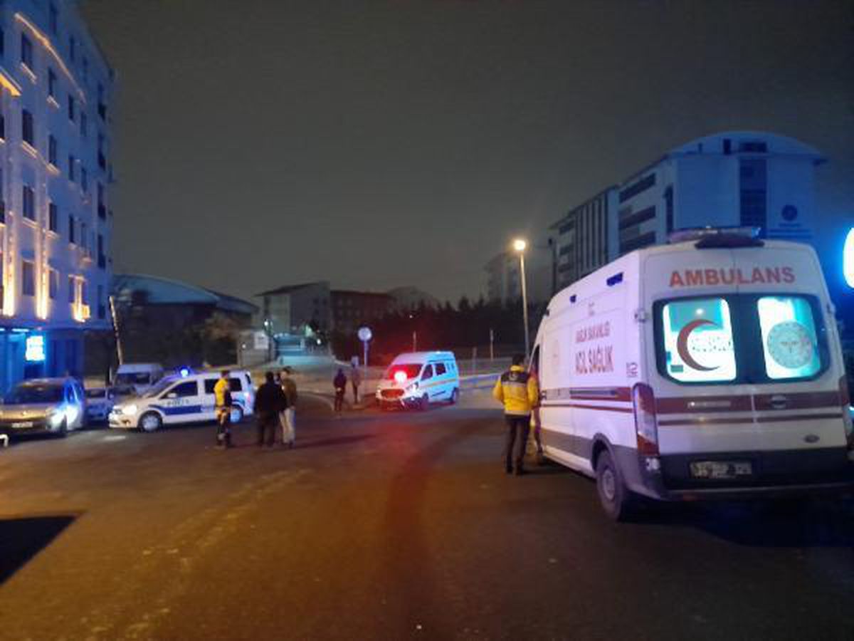 BAYRAMPAŞA'DA REFÜJE ÇARPAN MİNİBÜSÜN SÜRÜCÜSÜ HAYATINI KAYBETTİ