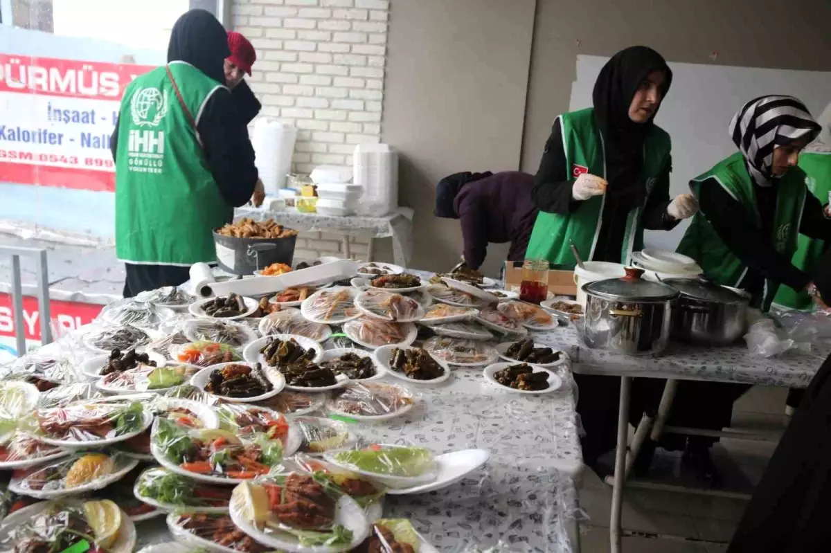 Bitlisli kadınlar yaptıkları yemekleri satarak depremzedelere destek oluyor