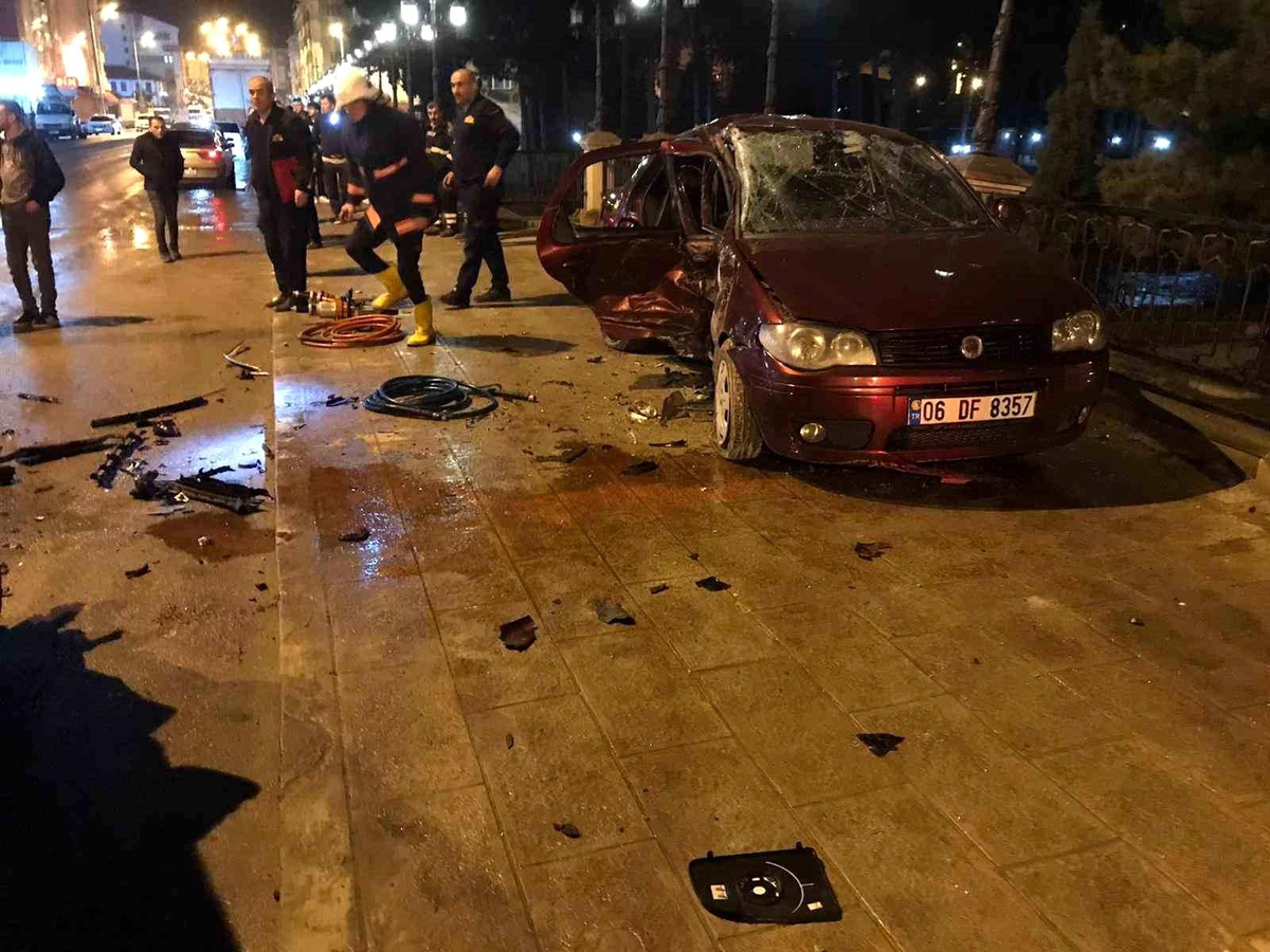 Boyabat\'ta otomobil orta refüje çarptı: 4 yaralı