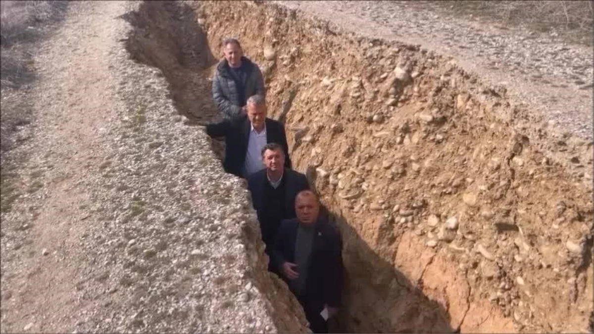 CHP Milletvekilleri, Depremde Zarar Gören Barajdan Bakan Kirişci\'ye Seslendi.