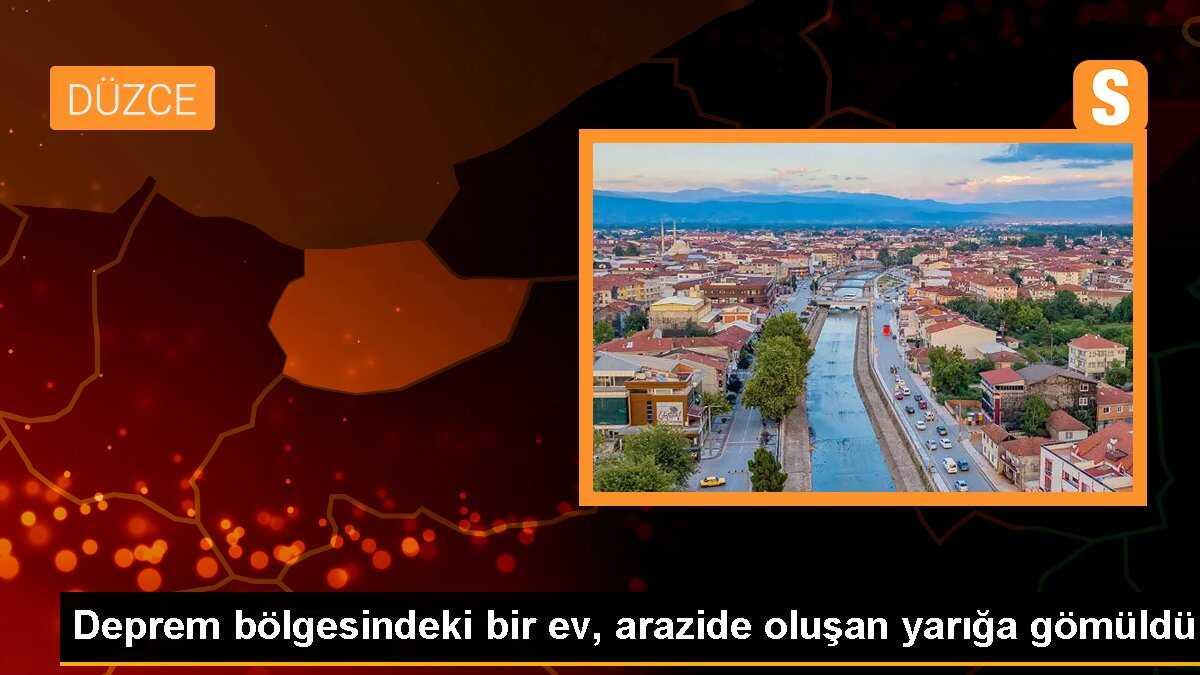 Deprem bölgesindeki bir ev, arazide oluşan yarığa gömüldü