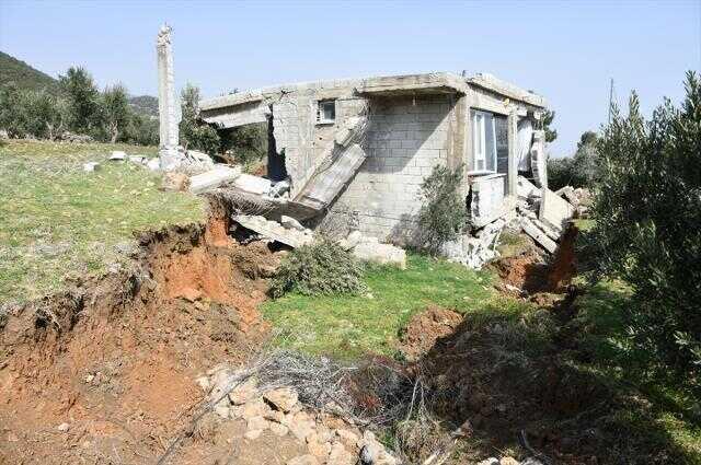 Deprem bölgesindeki bir ev, arazide oluşan yarığa gömüldü