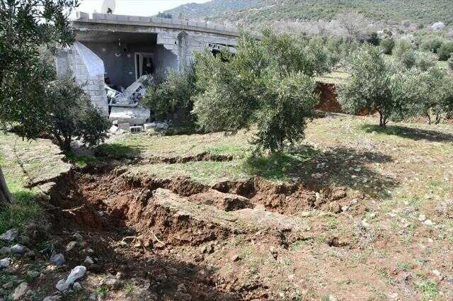 Deprem bölgesindeki bir ev, arazide oluşan yarığa gömüldü