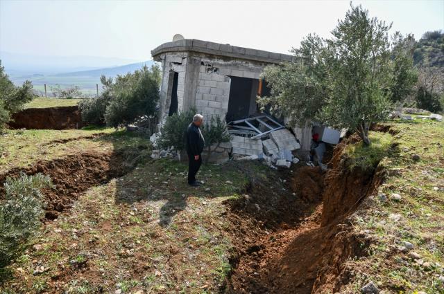 Deprem bölgesindeki bir ev, arazide oluşan yarığa gömüldü
