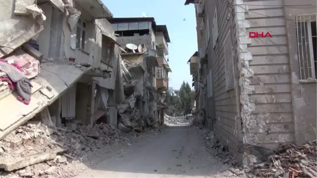 DEPREMİN YIKTIĞI HATAY\'DA CADDE VE SOKAKLAR TOZA BÜRÜNDÜ