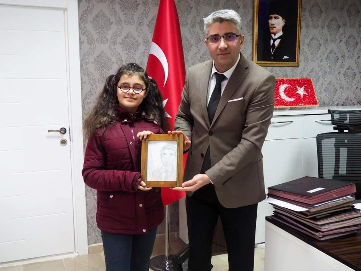 Depremzede Azra, Kaymakam Çalışır\'ın resmini çizdi